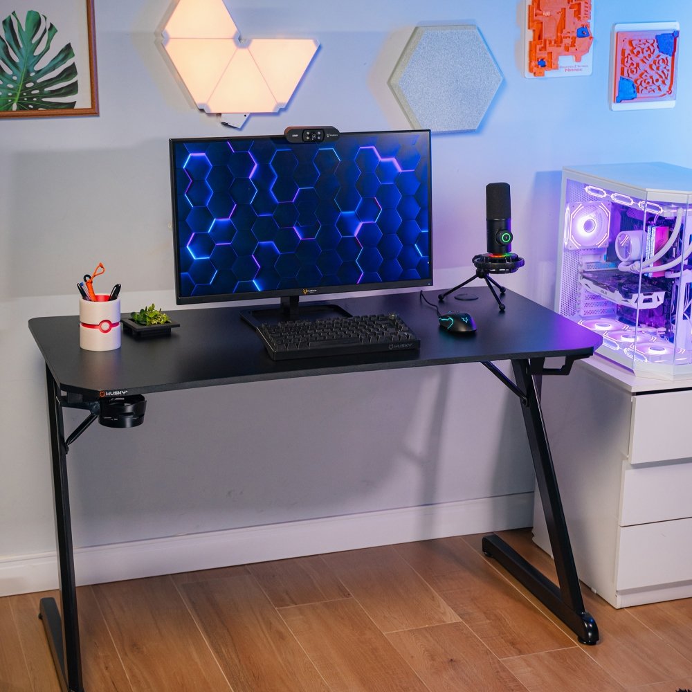 Mesa Gamer Husky Snow, Preto – Superfície em Fibra de Carbono, Suporte para Headset e Copo, Resistente à Umidade – HDG100