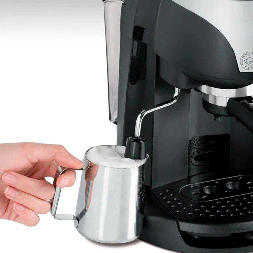Máquina de Café DeLonghi Expresso Manual EC220.CD 1100W, 15 BAR, 127V, Preto - 0132151067 Máquina de Café DeLonghi Expresso Manual EC220.CD 1100W, 15 BAR, 127V, Preto - 0132151067